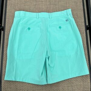 Mens NWOT vineyard vines, 7 inch performance breaker shorts size 30.
